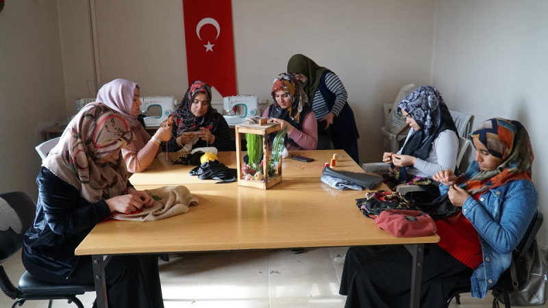 Milletevlerindeki Kurslarda Haliliyeli Kadınlar Meslek Öğreniyor