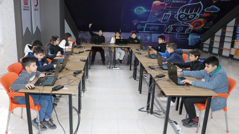 Karaköprü'de Çocuklar  Robotik Kodlama Öğreniyor