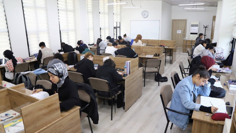 Karaköprü'deki Okuma Evlerinde Öğrenciler Sınavlara Hazırlanıyor
