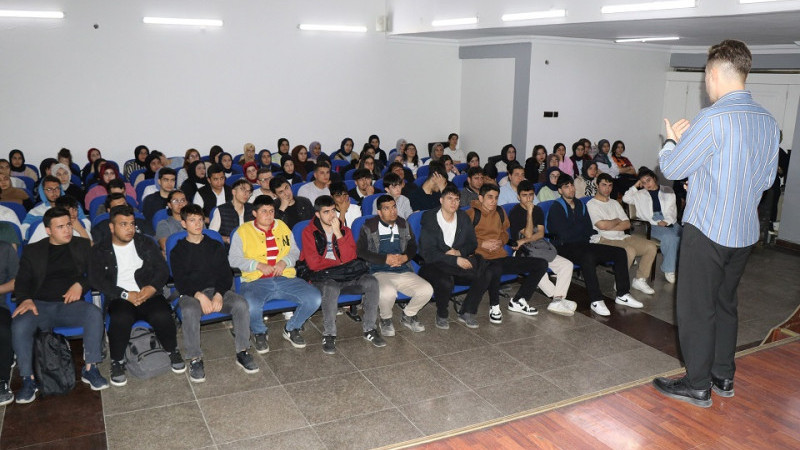 Haliliye'de Üniversite Sınavına Hazırlanan Öğrencilere Ücretsiz Dershane Hizmeti Sunuluyor