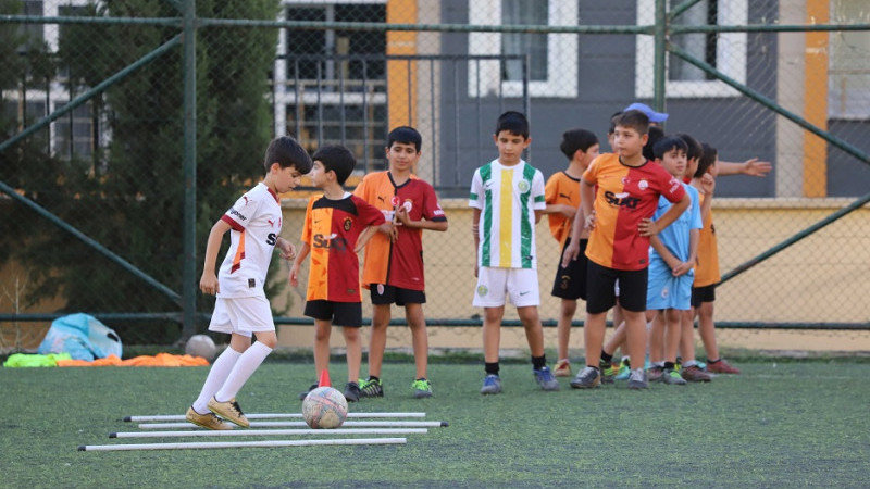 Karaköprü'de çocuklar Yaz Futbol Kursunda Temel Eğitim Alıyor