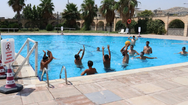 Şanlıurfa Büyükşehir Belediyesi Havuzlarında  Su Topu Etkinliği Düzenlendi
