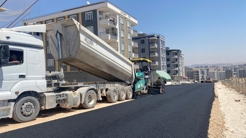 Büyükşehir Belediyesi Mehmetçik Mahallesi’nde Sıcak Asfalt Çalışması Yaptı