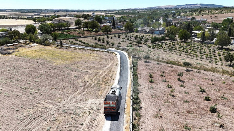 Karaköprü'de Köy İçi Yolları Sathi Asfalt Kaplamayla Yenileniyor