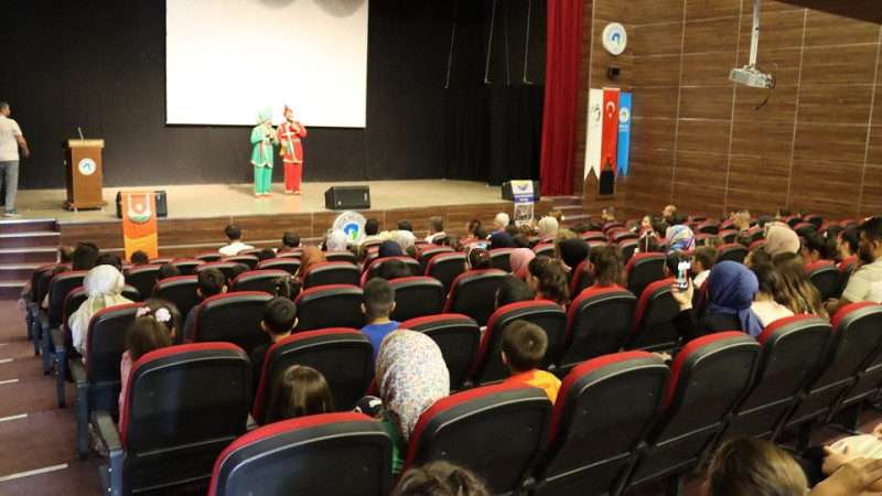 Birecik’te Hacivat-Karagöz Tiyatro Oyununa Çocuklardan Yoğun İlgi