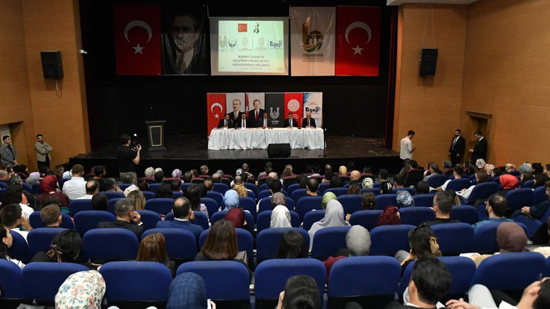 Vali Şıldak Viranşehir’de Eğitimcilerle Bir Araya Geldi