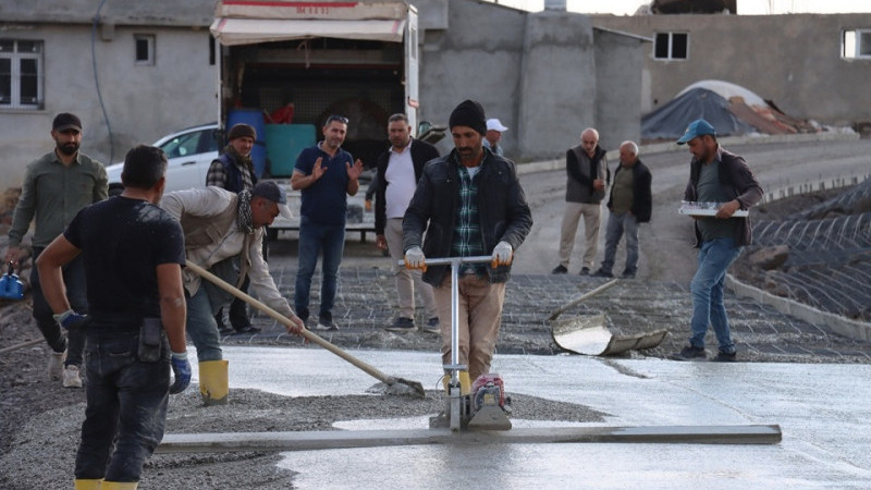 Siverek Kırsalında Beton Yol Çalışmaları Devam Ediyor