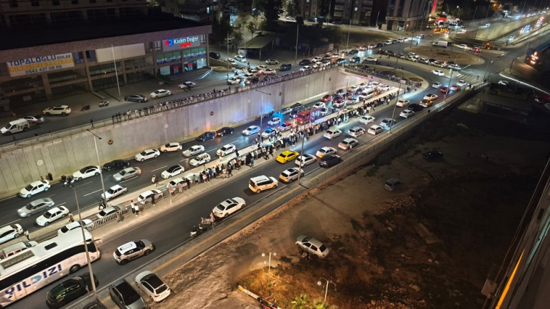 Karaköprü Balık Ayağı Köprülü Kavşağında Feci Kaza: 4 Yaralı