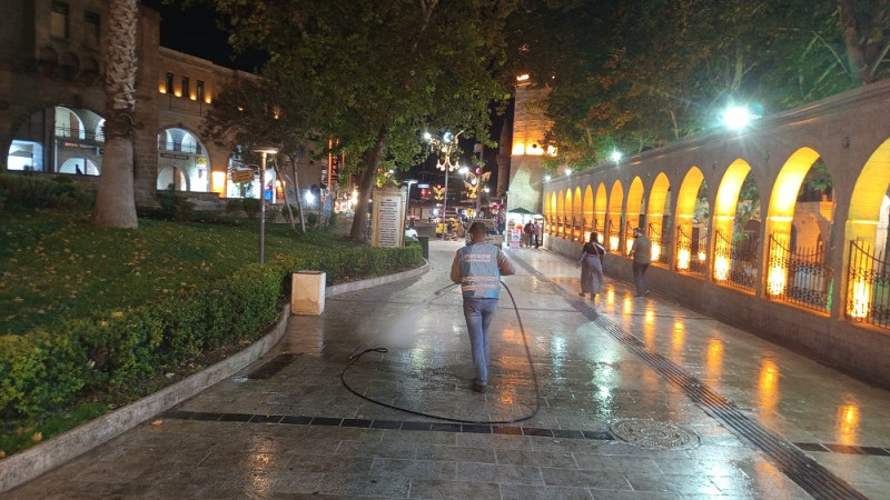 Eyyübiye İlçesinde Çarşılar ve Tarihi Alanlar Yıkanarak Temizleniyor