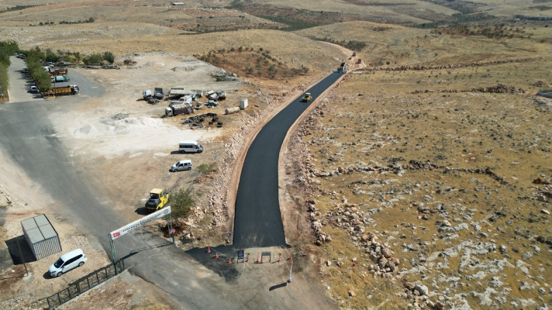 Büyükşehir Halfeti-Bozova Grup Yolunda Asfalt Serimi Çalışmalarına Başladı 