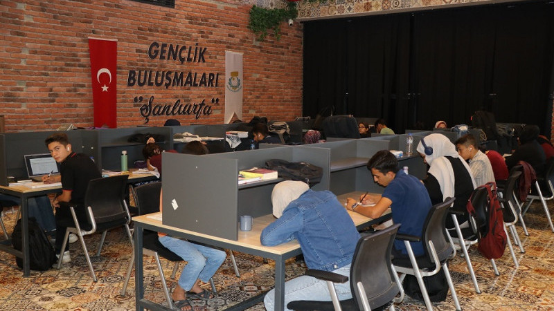  Haliliye'deki  Kütüphanelerde Gençler Üniversite Sınavına Hazırlanıyor