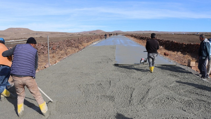 Siverek Kırsalında 12 Kilometrelik Yol Beton Kaplama ile Yenilendi