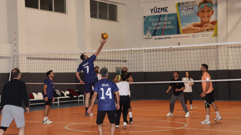 Karaköprü'de Öğretmenler Arası Voleybol Turnuvası Devam Ediyor