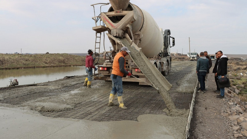 Büyükşehir Belediyesi Siverek'te Beton Yol Çalışmalarına Devam Ediyor