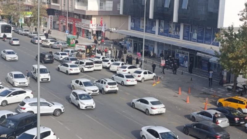 Şanlıurfa’nın Göbeği Emniyet Caddesi’nde Trafik Çilesi