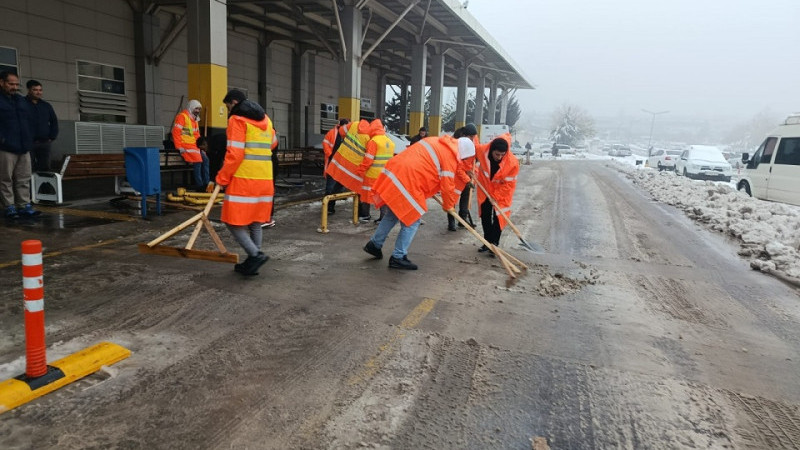 Büyükşehir Belediyesi Ekipleri Şehir Merkezinde Risk Oluşturan Alanları Temizledi