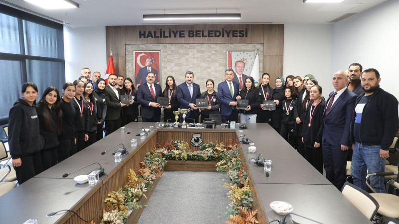 Şampiyon Voleybol Takımı Başkan Canpolat’ı Ziyaret Etti