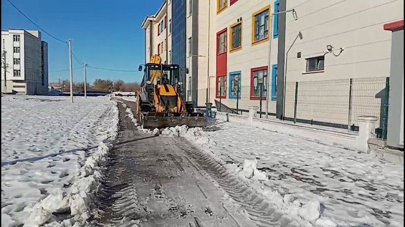 Eyyübiye Okulları Kar ve Buzdan Temizleniyor