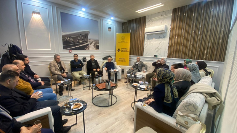 Akademisyen, Yazar, Eğitimci İbrahim Tezölmez , Modern Türk Şiirini Anlattı