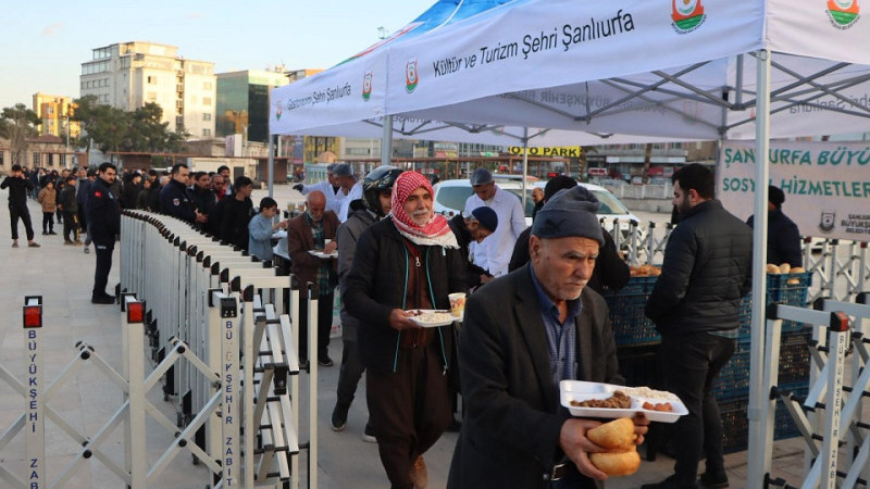Vatandaşlar Şanlıurfa Büyükşehir Belediyesi İftar Çadırında Dün İlk İftarını Açtı