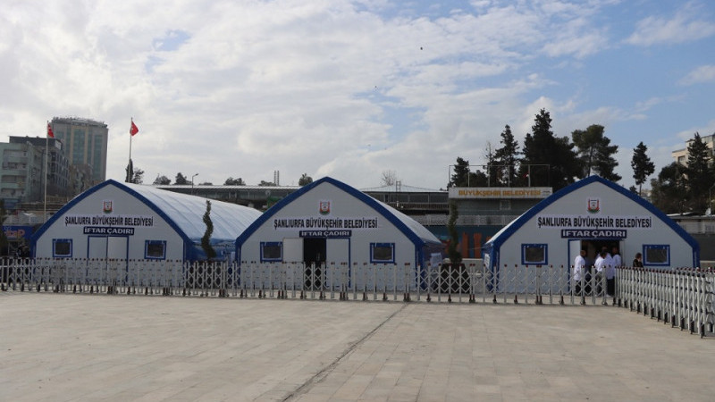 Şanlıurfa Büyükşehir Belediyesi’nin Topçu Meydanı’nda İftar Çadırı Kurdu