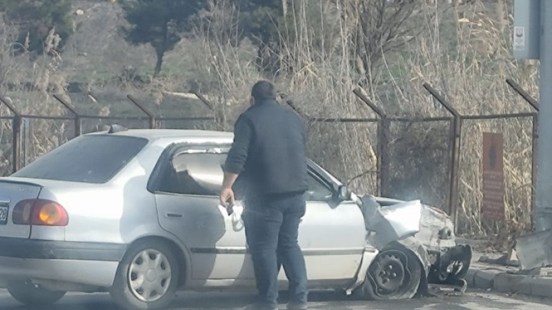 Şanlıurfa’da Virajı Alamayan Araç Direğe Çarptı