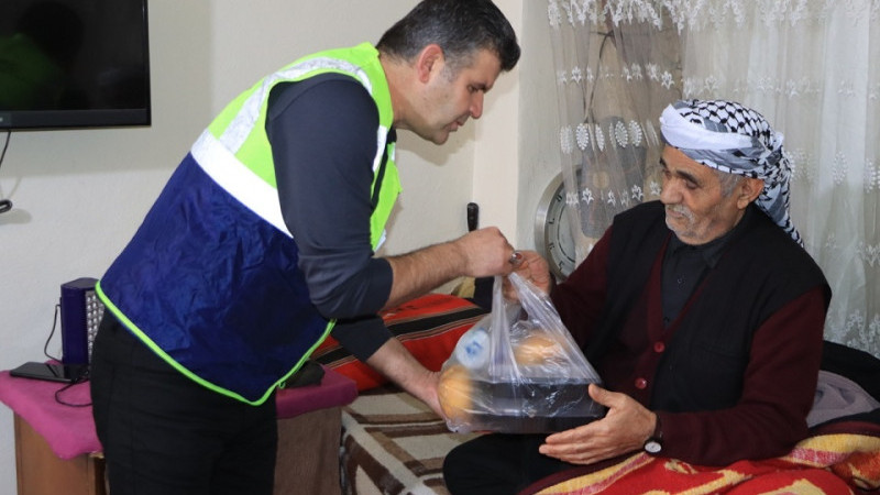 Büyükşehir Belediyesi 2 Bin 500 Kişiye Sıcak İftar Yemeği İkram Ediyor