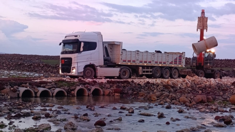 Şanlıurfa Büyükşehir Belediyesi Yağıştan Zarar Gören Yolları Onarıyor