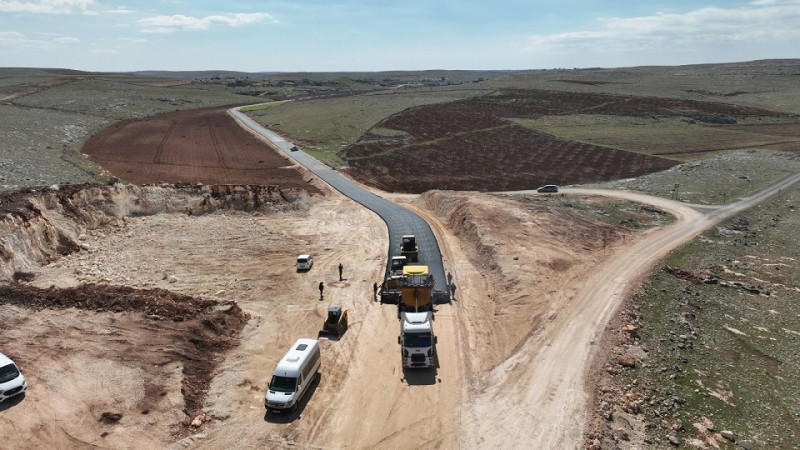Büyükşehir Belediyesi Halfeti–Bozova Grup Yolunda Sıcak Asfalt Çalışmalarını Sürdürüyor