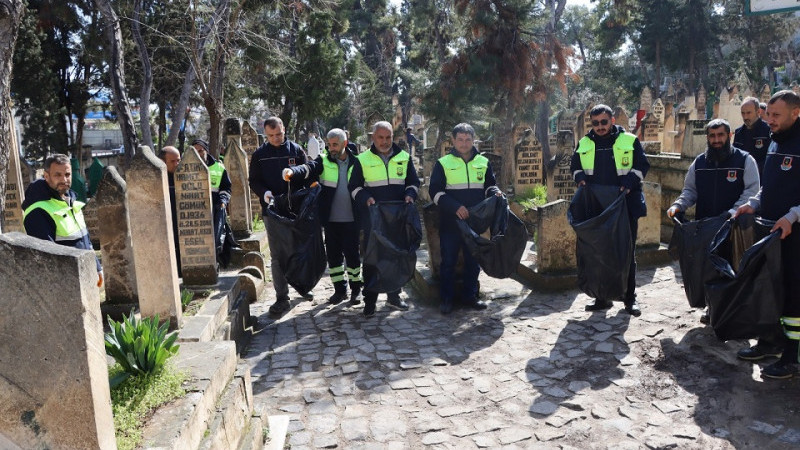 Şanlıurfa Büyükşehir Belediyesi Mezarlıklarda Bayram Temizliği Yaptı