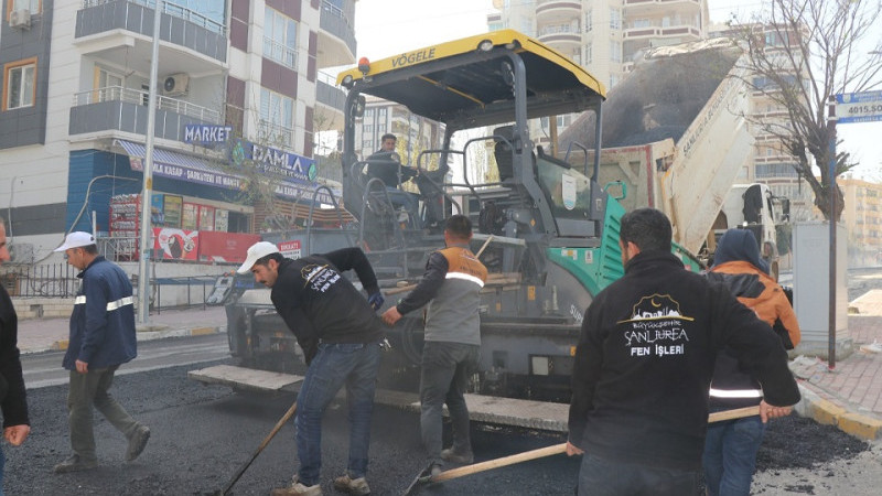Şanlıurfa Büyükşehir Belediyesi Karaköprü'de Asfalt Çalışmalarını Sürdürüyor 