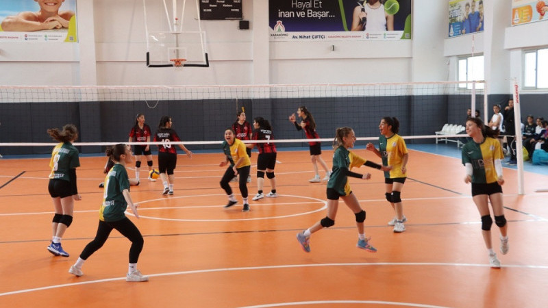Karaköprü'de Ortaokullar Arası Voleybol Turnuvası Başladı