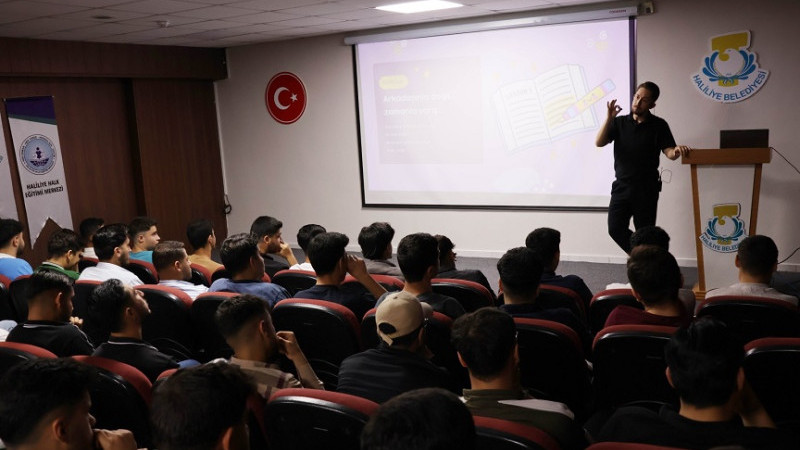 Haliliye'de Gençlere Motivasyon ve Rehberlik Semineri Düzenlendi