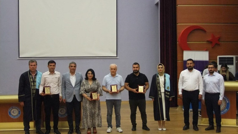 HRÜ'de Ezber Bozan Mezuniyet Töreni: İş Dünyası Öğrencilerin Ayağına Geldi