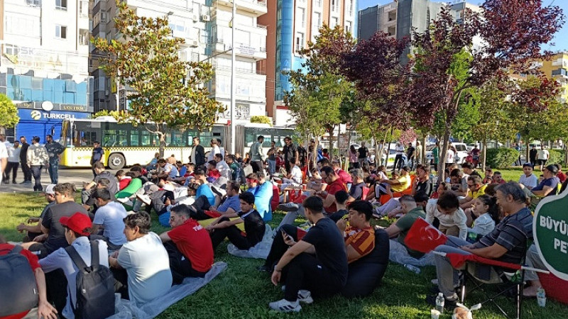 Şanlıurfa’da Milli Maç Heyecanı Meydanlarda Yaşandı  