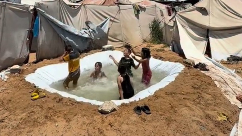 Gazze’de Baba, Çocuklarına Sıcakla Mücadele İçin Havuz Yaptı