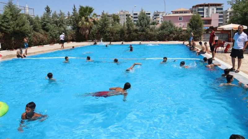Şanlıurfa Büyükşehir Belediyesi Vatandaşlara Ücretsiz Yüzme İmkanı Sunuyor