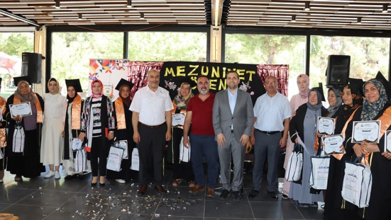 Şanlıurfa'da Okuma Yazma Öğrenen Kadınlar Mezuniyet Sevinci Yaşadı
