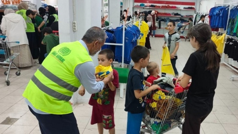 Şanlıurfa Umut Kervanı’ndan Çocuklara Yazlık Giyim Desteği