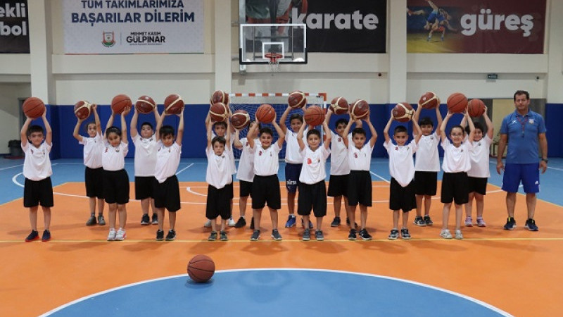 Şanlıurfa Büyükşehir Belediyesi Çocuklara Basketbol Eğitimi Veriyor