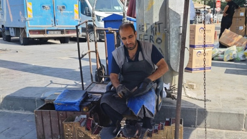 Şanlıurfa’da Bir Mesleğin Daha Sonu mu Geliyor? Kundura Boyacılığı Yok Oluyor