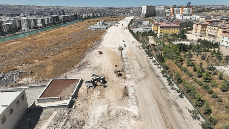 Şanlıurfa Büyükşehir Belediyesi Şehir Hastanesi Önündeki Yolu Genişletiyor
